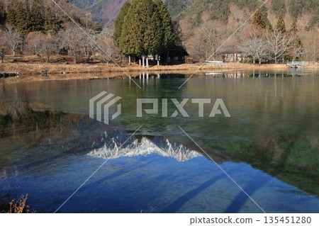 白雪皚皚的中央阿爾卑斯山脈倒映在駒池池中 白雪皚皚的中央阿爾卑斯山脈倒映在駒池池中 135451280