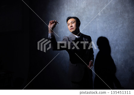 深色背景下的商人 深色背景下的商人 135451311