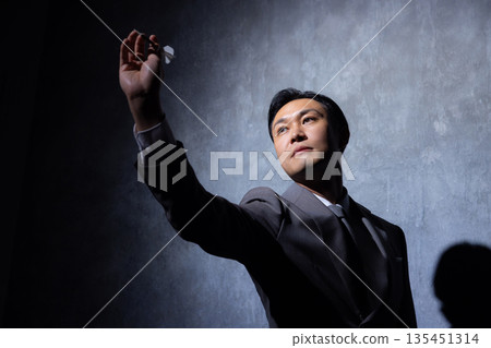 深色背景下的商人 深色背景下的商人 135451314
