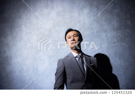 深色背景下的商人 135451320