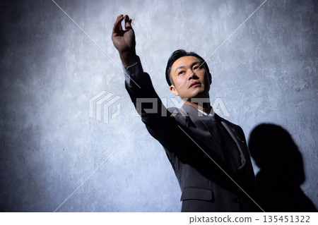 深色背景下的商人 135451322