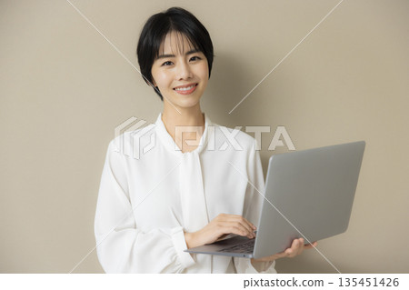 Business woman in a white blouse 135451426