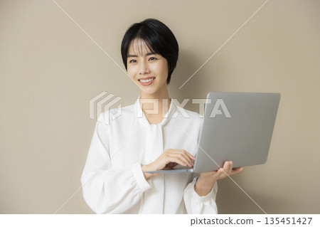 身穿白色襯衫的職業女性 135451427