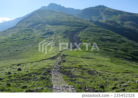 山景，鵝卵石小徑和綠色山丘 135452328
