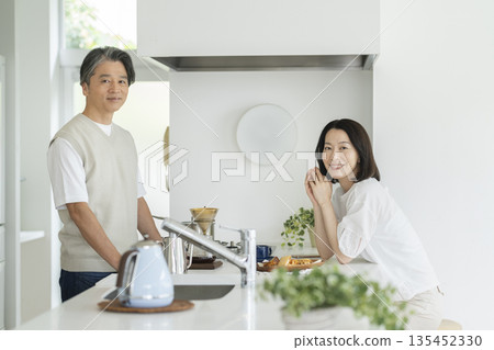 一對 50 多歲的夫婦對著鏡頭微笑 135452330