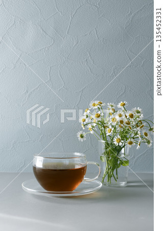 母菊和玻璃茶杯，豎構圖，留文字空間 135452331