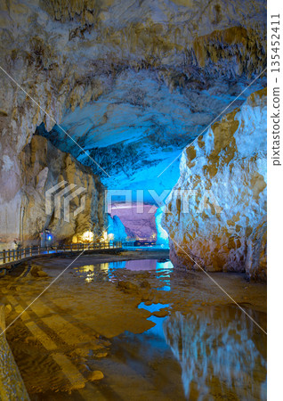 The fantastic illumination of Akiyoshi Cave and the reflective surface of the underground lake in Yamaguchi Prefecture 135452411