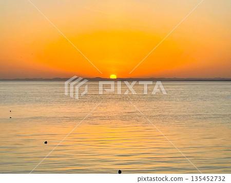 埃及阿布辛貝納賽爾湖日出 埃及阿布辛貝納賽爾湖日出 135452732