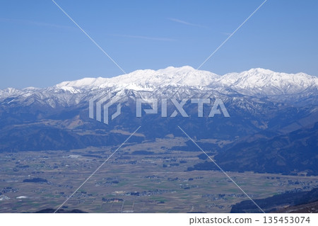 從小野盆地眺望白山的冬季景色 從小野盆地眺望白山的冬季景色 135453074