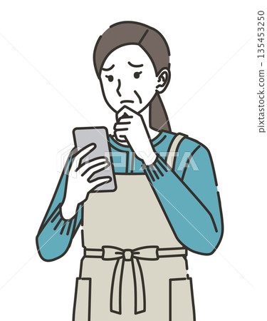 一位擔心自己智慧型手機的家庭主婦 一位擔心自己智慧型手機的家庭主婦 135453250