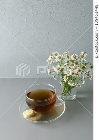 茶和餅乾的垂直構圖，下午茶時光（留白） 135453449