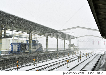 Snow scene on the Tottori Station platform_01 135453834