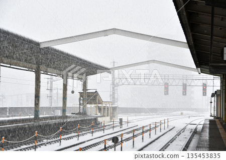 Snow scene on the Tottori Station platform_0 Snow scene on the Tottori Station platform_0 135453835
