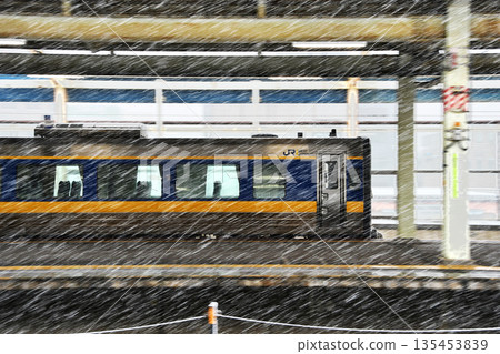 Kiha 187 on the Tottori Station platform Kiha 187 on the Tottori Station platform 135453839