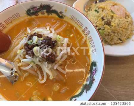 擔擔麵和蝦仁炒飯套餐 擔擔麵和蝦仁炒飯套餐 135453865
