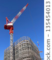 正在興建中的建築物和高聳入雲的塔吊在藍天下格外醒目（城市發展和重建的景象） 135454013
