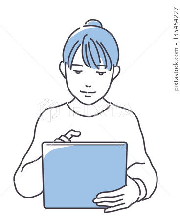 一個女人看著一台平板電腦 一個女人看著一台平板電腦 135454227