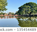 素可泰歷史公園內的特拉邦貢寺和水中倒映的紅色橋樑 135454489