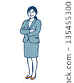 一位女商人雙手交叉站立的插畫素材 135455300