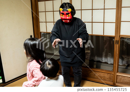 紅色惡魔追趕孩子 紅色惡魔追趕孩子 135455725