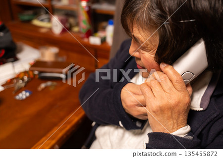 一位老人憂心忡忡地打電話的圖片 一位老人憂心忡忡地打電話的圖片 135455872