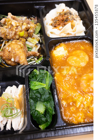 美味的中式便當，蝦仁辣椒和炸雞便當 135455878