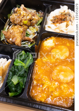 美味的中式便當,蝦仁辣椒和炸雞便當 美味的中式便當,蝦仁辣椒和炸雞便當 135455879