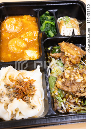 美味的中式便當，蝦仁辣椒和炸雞便當 135455880