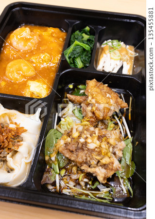 美味的中式便當，蝦仁辣椒和炸雞便當 135455881