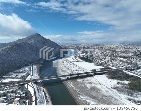 白雪皚皚的岐阜城和長良川美景-無人機空拍 白雪皚皚的岐阜城和長良川美景-無人機空拍 135456756