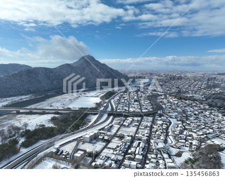 Snow-covered Gifu Castle and Nagara River scenery - drone aerial shot Snow-covered Gifu Castle and Nagara River scenery - drone aerial shot 135456863