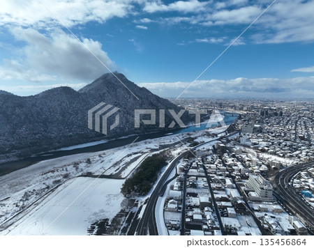 Snow-covered Gifu Castle and Nagara River scenery - drone aerial shot Snow-covered Gifu Castle and Nagara River scenery - drone aerial shot 135456864