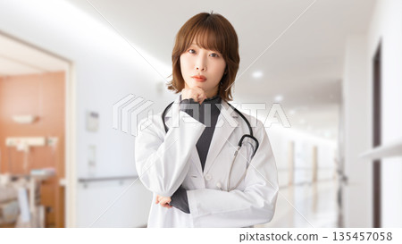 一名女醫護人員正在思考 一名女醫護人員正在思考 135457058