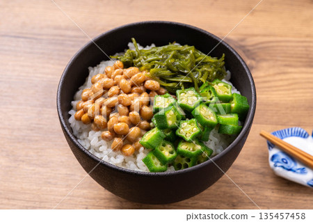 Sticky rice bowl (okra, natto, and mekabu) 135457458