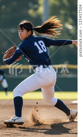 一名高中壘球社的女生從投手丘上使出渾身解數投球。 135457504