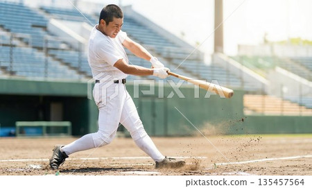 一名來自棒球俱樂部的高中男生在打擊區展現他強勁的揮棒動作。 一名來自棒球俱樂部的高中男生在打擊區展現他強勁的揮棒動作。 135457564