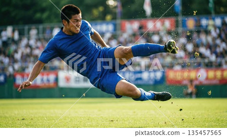 一名高中男生在眾多觀眾面前使出一記高難度的凌空抽射。 135457565