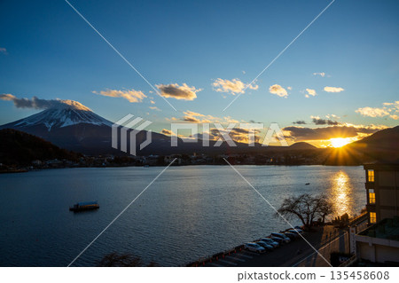 冬季的富士山和河口湖日落 冬季的富士山和河口湖日落 135458608