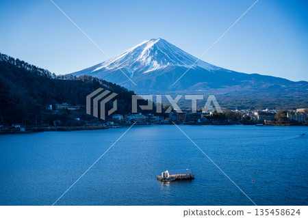 從河口湖眺望富士山的冬日景色和蔚藍的天空 135458624