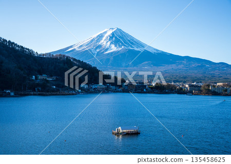從河口湖眺望富士山的冬日景色和蔚藍的天空 從河口湖眺望富士山的冬日景色和蔚藍的天空 135458625