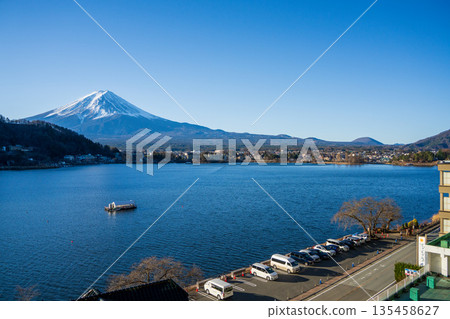 從河口湖眺望富士山的冬日景色和蔚藍的天空 135458627