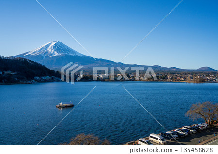 從河口湖眺望富士山的冬日景色和蔚藍的天空 135458628