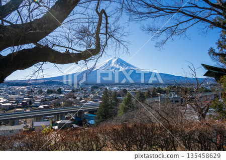 富士吉田市和新倉山週邊的富士山風景 富士吉田市和新倉山週邊的富士山風景 135458629