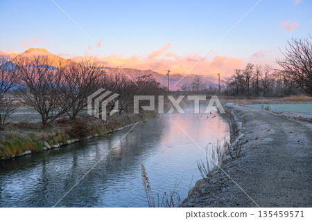 Ariakeyama Morning Glory and the Tade River [Azumino City] 135459571