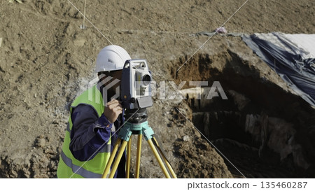 Surveyor using theodolite total station on construction site. Clip Surveyor using theodolite total station on construction site. Clip 135460287