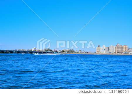 仲冬時節,從湘南港北綠地廣場眺望江之島大橋 仲冬時節,從湘南港北綠地廣場眺望江之島大橋 135460964