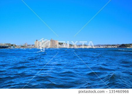 仲冬時節,從湘南港北綠地廣場眺望江之島大橋 仲冬時節,從湘南港北綠地廣場眺望江之島大橋 135460966