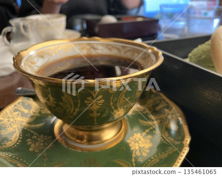 盛在精美的鍍金仿古杯中的黑咖啡。 135461065