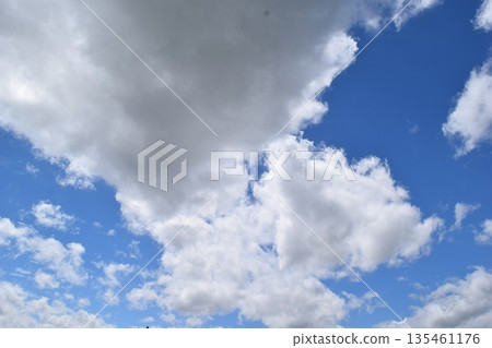 藍天和白色雲彩 藍天和白色雲彩 135461176