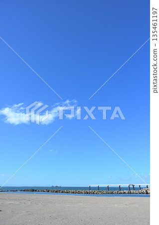 山腳下沿海的一段靜謐海灘(新潟市,新潟縣) 山腳下沿海的一段靜謐海灘(新潟市,新潟縣) 135461197